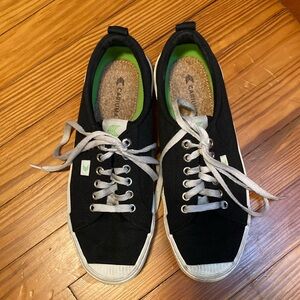 Cariuma Oka low top black canvas sneakers, men’s 8.5 or women’s 10